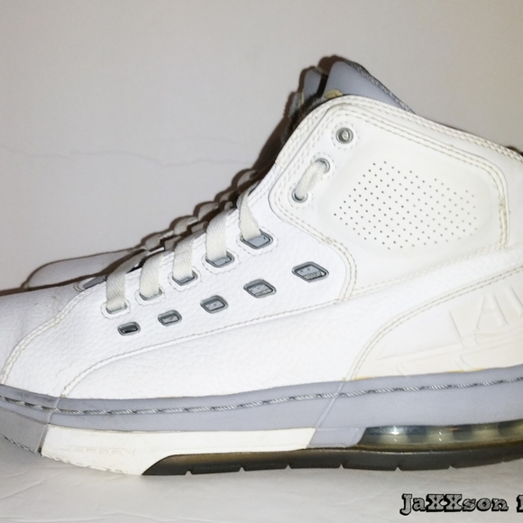 Jordan Ol' School. Size 8.5 - Picture 5 of 9